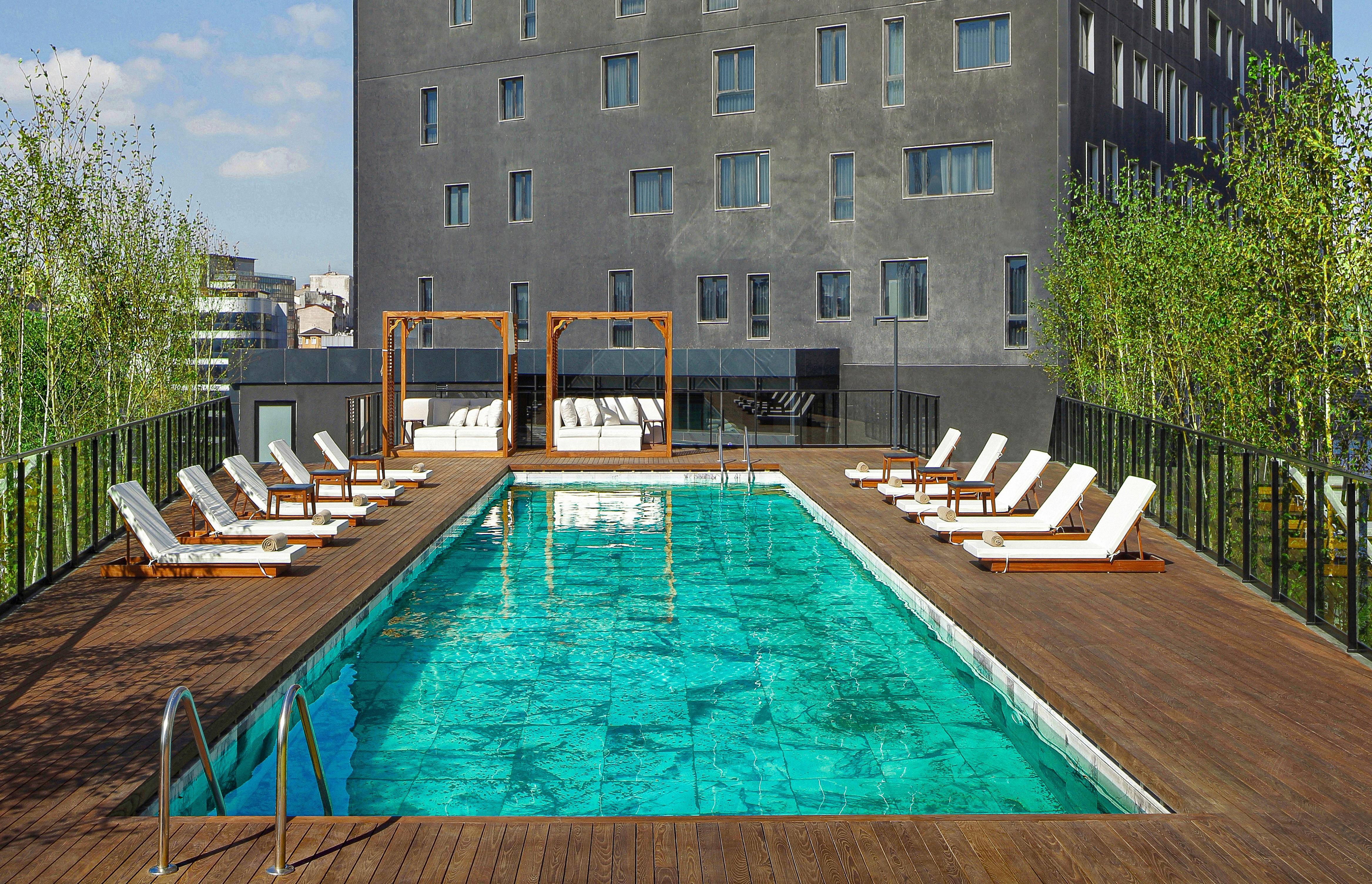 Wanda Vista Istanbul Hotel Ngoại thất bức ảnh The hotel's rooftop pool