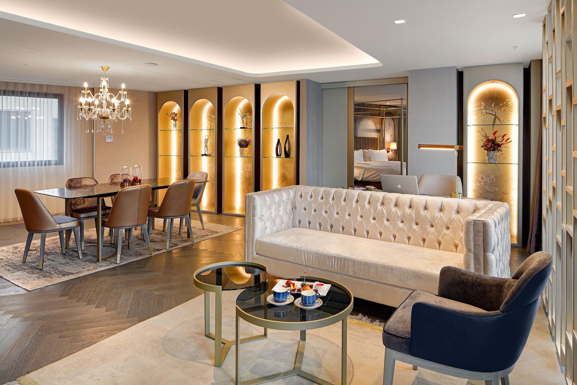 Wanda Vista Istanbul Hotel Ngoại thất bức ảnh The interior of a suite at the Mandarin Oriental, London
