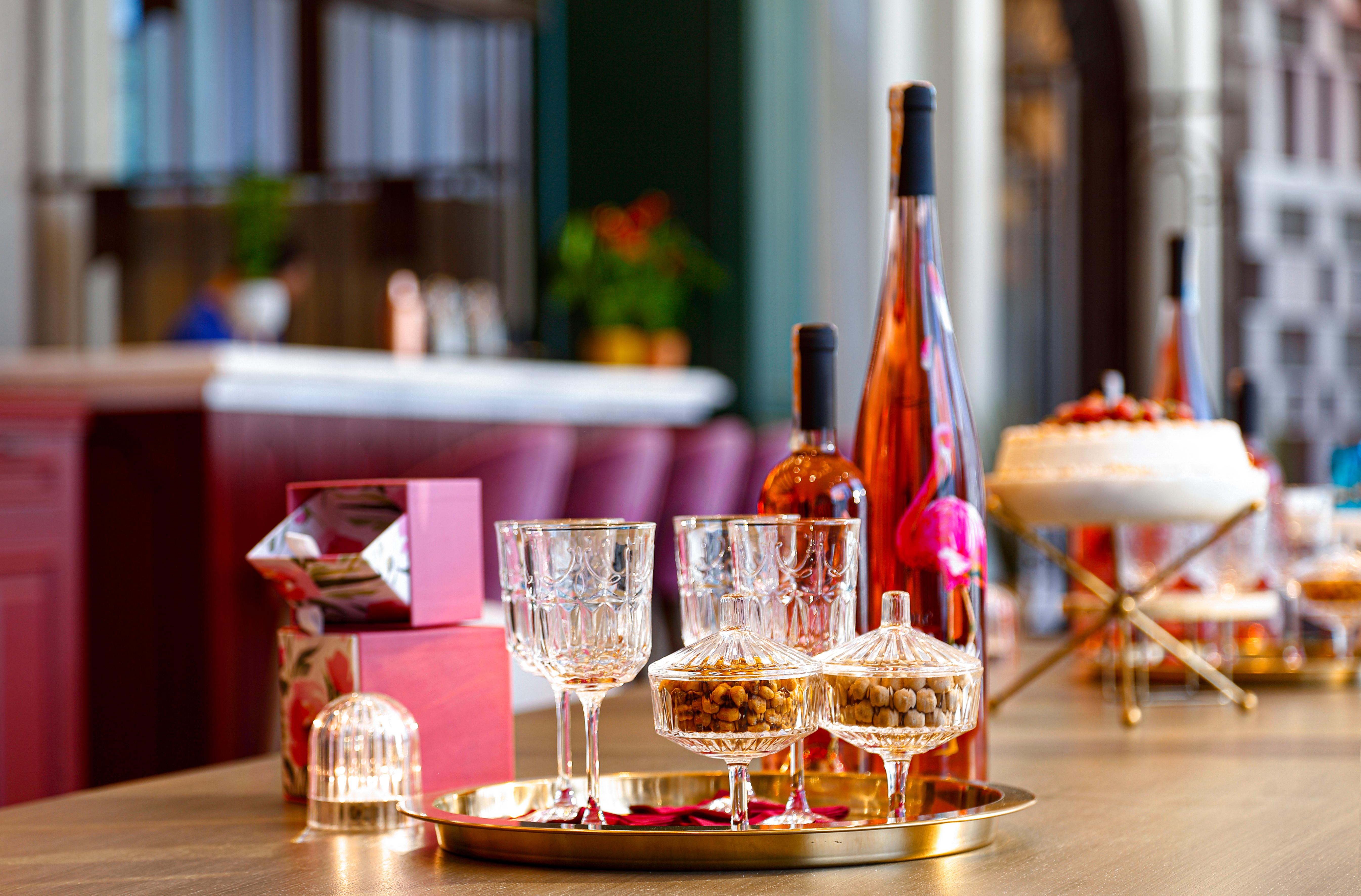 Wanda Vista Istanbul Hotel Ngoại thất bức ảnh A bottle of rosé wine
