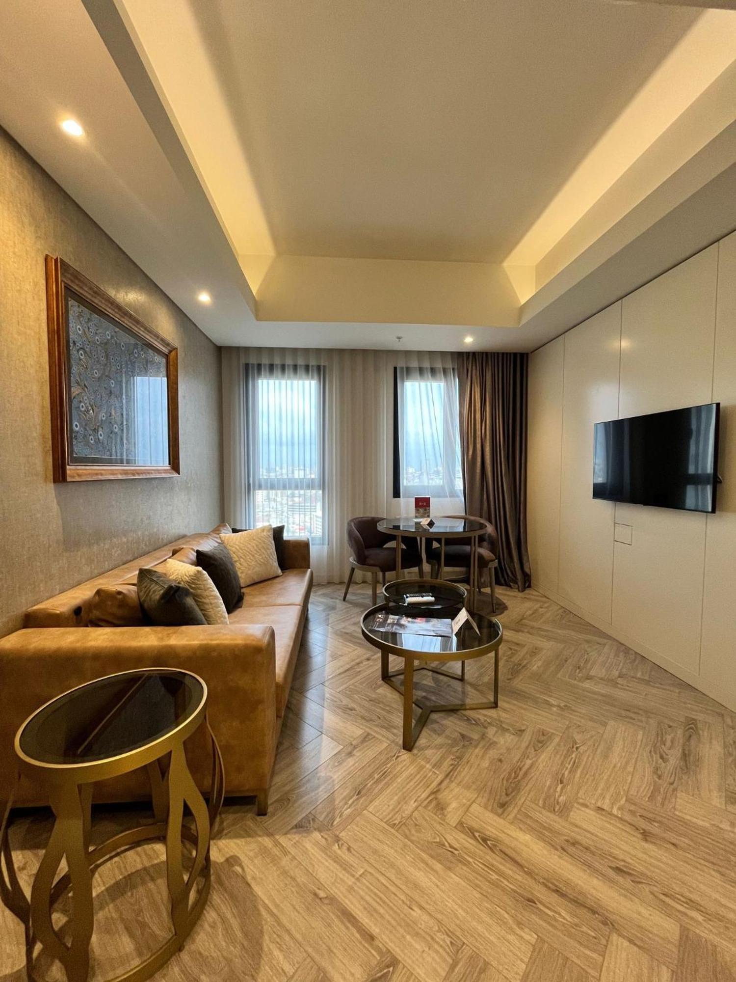 Wanda Vista Istanbul Hotel Ngoại thất bức ảnh A living room in a 1-bedroom apartment at The Ritz-Carlton, Chengdu